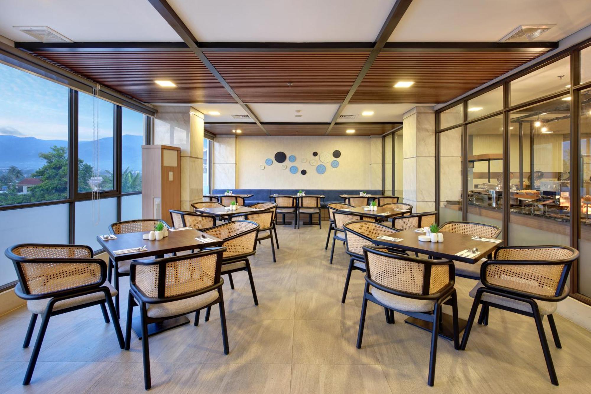 Aston Palu Hotel & Conference Center Экстерьер фото